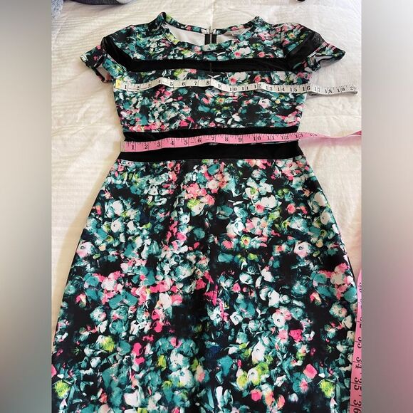 Belle Sky Multicolored Floral Bodycon Dress Black Trim Short Sleeve Women’s S - Picture 6 of 7